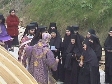 Monseigneur Serge bénit les moniales et les fidèles