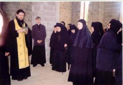 Père Radu peut enfin bénir l'intérieur de l'église